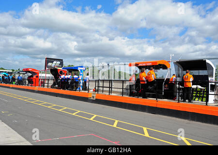 Allgemeine Ansicht der Pits-Crews, die während des Trainings für den Grand Prix der britischen Motorräder bwin.com im Donington Park von der Boxengasse aus über das Qulaifying wachen. Stockfoto