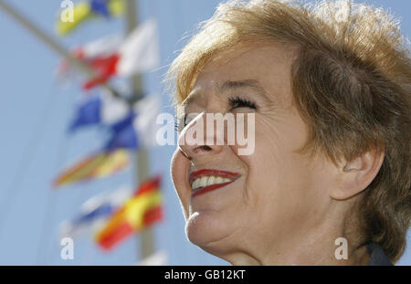 Tourismusministerin Margaret Hodge blickt auf den Spinnaker Tower in Portsmouth, wo sie Werbebroschüren für die Touristenattraktion verteilte. Stockfoto