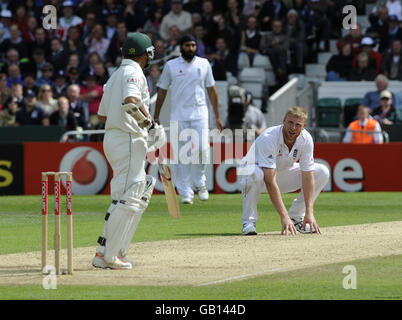 Cricket - npower Second Test - Tag zwei - England gegen Südafrika - Headingley. Der Engländer Andrew Flintoff blickt auf Ashwell Prince während des zweiten npower-Test-Spiels im Headingley Cricket Ground, Leeds. Stockfoto