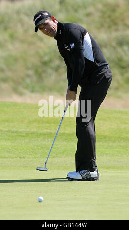 Padraig Harrington, Irlands Republik, setzt sich während der dritten Runde der Open Championship im Royal Birkdale Golf Club, Southport, auf das erste Grün. Stockfoto