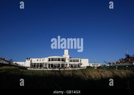 Golf - Open 2008 Championship - Tag Drei - Royal Birkdale Golf Club. Allgemeiner Blick auf das Clubhaus mit Blick auf das 18. Loch, im Royal Birkdale Golf Club. Stockfoto