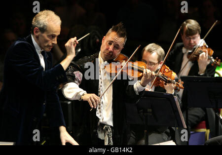 Nigel Kennedy (2. Links) tritt mit dem BBC Concert Orchestra unter Leitung von Paul Daniel (1. Links) während des Prom 2-Konzerts bei den BBC Proms in der Royal Albert Hall in London auf. Stockfoto