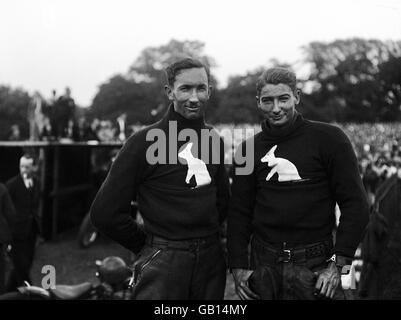 (L-R) Frank Arthur und Dicky Case notierten Speedway-Fahrer, die Australien repräsentieren. Stockfoto