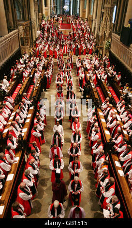 Anglikanische Bischöfe aus aller Welt verlassen die Kathedrale von Canterbury nach einem Sonntagsgottesdienst anlässlich der Eröffnung der Lambeth-Konferenz. Stockfoto