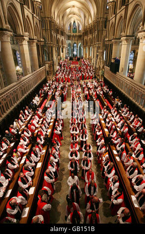 Anglikanische Bischöfe aus aller Welt verlassen die Kathedrale von Canterbury nach einem Sonntagsgottesdienst anlässlich der Eröffnung der Lambeth-Konferenz. Stockfoto