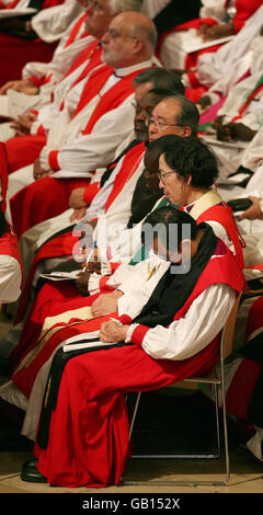 Anglikanische Bischöfe aus aller Welt hören einen Gottesdienst in der Kathedrale von Canterbury anlässlich der Eröffnung der Lambeth-Konferenz. Stockfoto