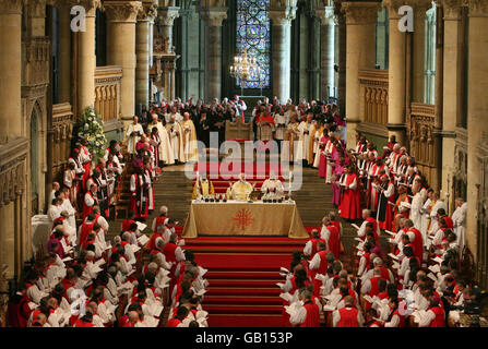 Der Erzbischof von Canterbury, Dr. Rowan Williams (Mitte), hält während eines Gottesdienst in der Kathedrale von Canterbury anlässlich der Eröffnung der Lambeth-Konferenz Kommunion ab. Stockfoto