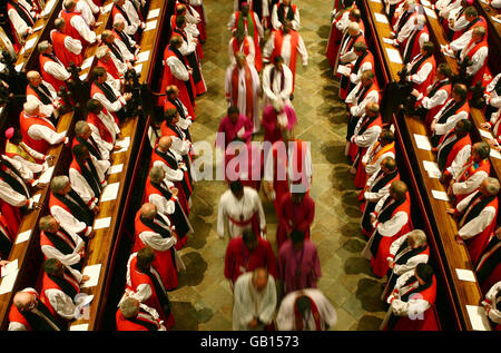 Anglikanische Bischöfe aus aller Welt verlassen die Kathedrale von Canterbury nach einem Sonntagsgottesdienst anlässlich der Eröffnung der Lambeth-Konferenz. Stockfoto