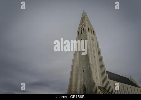 Hallgrimskirkja liegt oberhalb der Stadt Reykjavik, Island und ist eine wichtige touristische Attraktion. Stockfoto