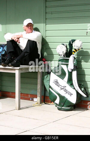 Der Australier Greg Norman macht nach einem Nachholbedarf während der dritten Runde der Open in Royal Birkdale, Southport, Lancashire, eine Pause zwischen den Löchern. Stockfoto