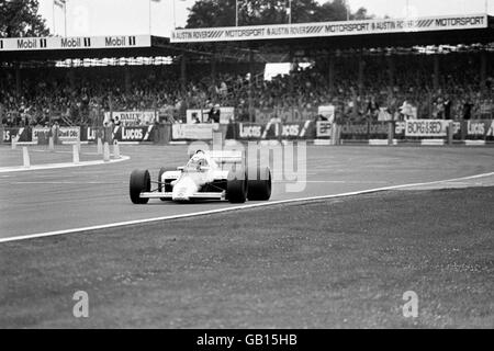 Der Franzose Alain Prost überquert in seinem McLaren die Grenze zu Gewinnen Sie den Grand Prix von Großbritannien in Silverstone Stockfoto