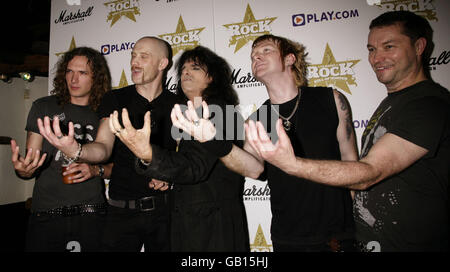 Alice Cooper (Mitte) mit der Rockband The Stone Gods während der Vorstellung des Classic Rock Magazine Roll of Honor Nominations 2008 an der Borderline im Zentrum von London. Stockfoto