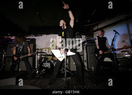 Die Stone Gods treten auf der Bühne während der Vorstellung des Classic Rock Magazine Roll of Honor Nominations 2008 an der Borderline im Zentrum von London auf. Stockfoto