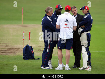 Der Engländer Michael Vaughan (r) diskutiert Taktik mit Trainer (l) Peter Moores, Bowlingtrainer Ottis Gibson (2. In aus l) und Nationalselector Geoff Miller (2. In aus r) Stockfoto