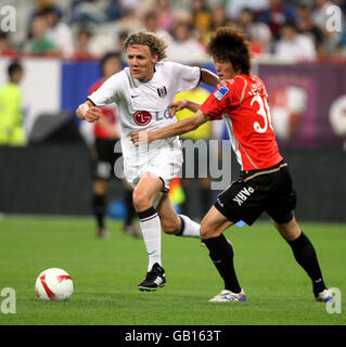 Fußball - freundlich - Busan Icons gegen Fulham - Busan Stadium. Fulhams Jimmy Bullard (l) nimmt den Park Hee Do von Busan Icons auf Stockfoto