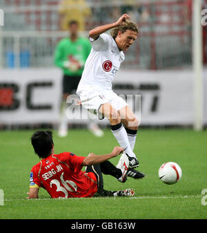 Fulhams Jimmy Bullard (r) entgeht einer Herausforderung von Busan Icons' Joo Seung Jin Stockfoto