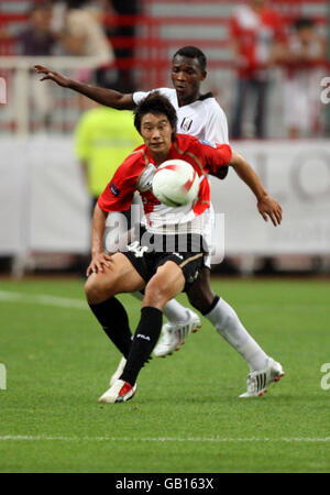 Fußball - freundlich - Busan Icons gegen Fulham - Busan Stadium. Fulhams John Pantsil und Busan Icons' Choi Ki Suk kämpfen um den Ball Stockfoto