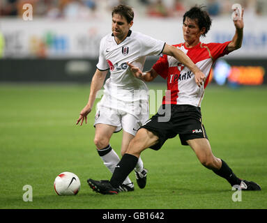 Fußball - freundlich - Busan Icons gegen Fulham - Busan Stadium. Fulhams Zoltan Gera und Busan Icons' Kim Yoo Jin (r) kämpfen um den Ball Stockfoto