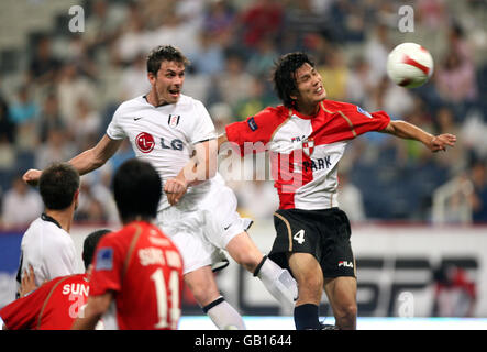 Fulhams Toni Kallio gewinnt einen Kopfball gegen Busan Icons' Kim Yoo Jin Stockfoto