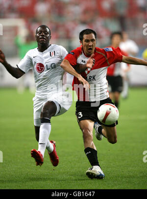 Fulham's Eddie Johnson and Puson Icons' Hong Sung Yo (r) Kampf um den Ball Stockfoto