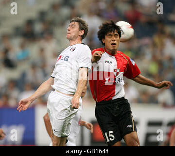 Fußball - freundlich - Busan Icons gegen Fulham - Busan Stadium. Fulhams Zoltan Gera und Busan Icons' Oh Cheol Seok (r) kämpfen um den Ball Stockfoto