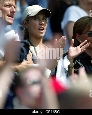 Tennis - Wimbledon 2003 - Herren 2. Runde - Tim Henman V Michael Llodra Stockfoto