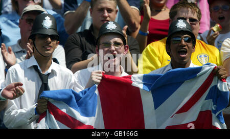 Tennis - Wimbledon 2003 - Herren 2. Runde - Tim Henman V Michael Llodra Stockfoto