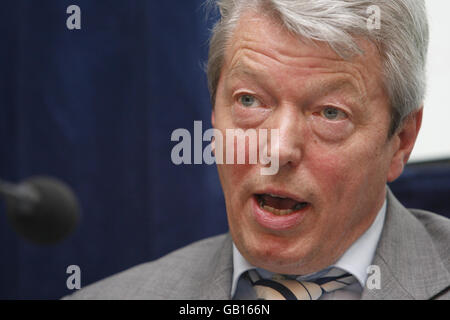 Gesundheitsminister Alan Johnson beantwortet Fragen, nachdem er der Fabian Society in der Westminster Central Hall im Zentrum von London einen Vortrag über öffentliche Gesundheit gehalten hatte. Stockfoto