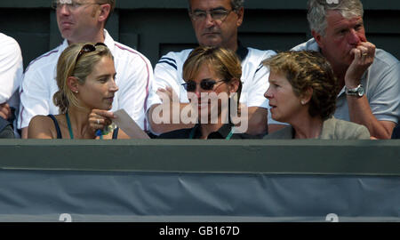 Tennis - Wimbledon 2003 - zweite Männerrunde - Tim Henman / Michael Llodra. Lucy Henman spricht mit ihrer Schwiegermutter (r), während Tim Henman Michael Llodra spielt Stockfoto