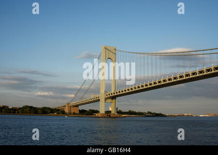 Die Verrazano-Narrows-Brücke verbindet Staten Island und Brooklyn. Er teilt den Hafen von New York Upper Bay aus der Lower Bay. Stockfoto