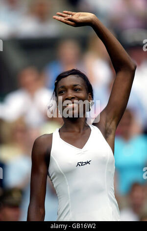 Venus Williams winkt der Menge zu, nachdem sie Nadia Petrova geschlagen hat Stockfoto