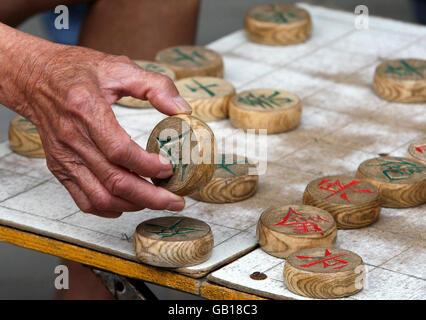 Männer spielen chinesisches Schach in der Nähe von Hou Hai See in Old Beijing, China. Stockfoto