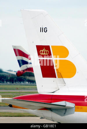 Ein Flugzeug von British Airways landet am Flughafen Heathrow, während ein Flugzeug von Iberia wartet, um in Heathrow, London, abzuheben. Stockfoto