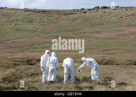 Forensische Polizeibeamte durchsuchen ein Gebiet auf Saddleworth Moor in der Nähe von Oldham, nachdem Überreste entdeckt wurden. Stockfoto