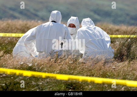 Forensische Polizeibeamte durchsuchen ein Gebiet auf Saddleworth Moor in der Nähe von Oldham, nachdem Knochen entdeckt wurden. Stockfoto