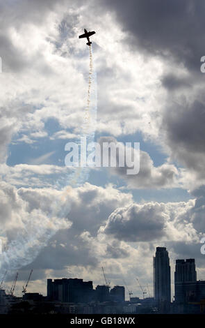 Der britische Nigel Lamb nimmt an der zweiten Qualifikationsrunde für die Londoner Etappe der Red Bull Air Race World Series über der Themse Teil. Stockfoto