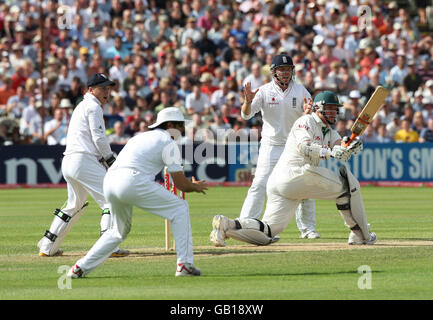 Südafrikas Kapitän Graeme Smith fegt beim dritten Testspiel in Edgbaston, Birmingham, um eine 4-gegen-England Monty Panesar. Stockfoto