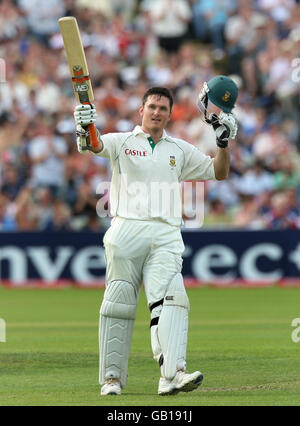 Südafrikas Kapitän Graeme Smith feiert sein Jahrhundert beim dritten Testspiel in Edgbaston, Birmingham. Stockfoto