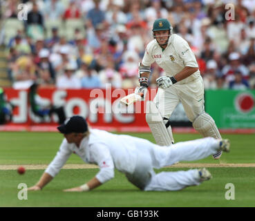 Südafrikas Kapitän Graeme Smith fährt beim dritten Testspiel in Edgbaston, Birmingham, vorbei an Englands Ian Bell, um sein Jahrhundert zu bestehen. Stockfoto