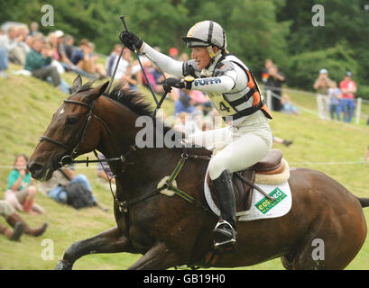 Mayhem III und Ruth Edge während des Cross Country beim Festival of British Eventing im Gatcombe Park, der Heimat der Prinzessin Royal in Gloucestershire. Stockfoto