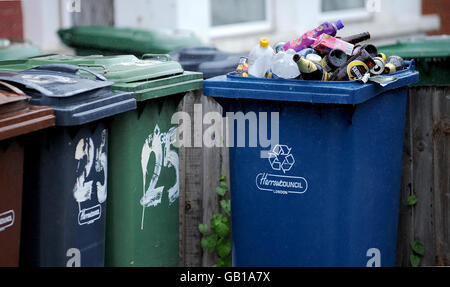 Mülltonnen recyceln. Allgemeine Ansicht der Mülltonnen in Harrow, Middlesex, wo jeder Bewohner drei separate Behälter hat. Stockfoto