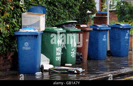 Mülltonnen recyceln. Allgemeine Ansicht der Mülltonnen in Harrow, Middlesex, wo jeder Bewohner drei separate Behälter hat. Stockfoto