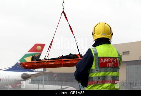 Ein Feuerwehrmann nimmt an einer Übung in der neuen Feuerwache am Flughafen Heathrow, London, Teil. Stockfoto