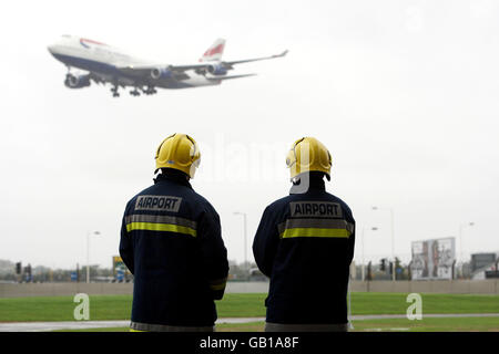 Der Feuerwehrmann an der neuen Feuerwache am Flughafen Heathrow, London, beobachtet, wie ein Passagierflugzeug landet. Stockfoto