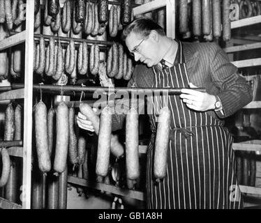 Jaroslav Drobny, der Sieger der Wimbledon-Männer im Jahr 1954, testet in seiner kontinentalen Lebensmittelfabrik in Warsop bei Mansfield die Qualität einiger Würstchen Stockfoto