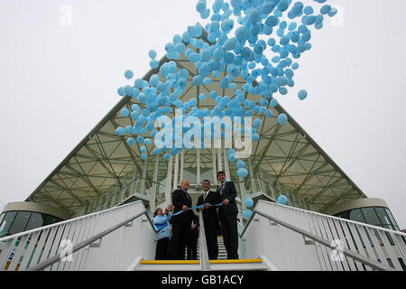 Minister für Verkehr Noel Dempsey mit John Lynch Iarnrod Eireann Vorsitzender (links) und Cllr. Charlie Ardagh (rechts) eröffnet den neuen Bahnhof am Park West/Cherry Orchard Plaza in Dublin. Die Station ist die neueste Phase des Kildare Route Project. Stockfoto