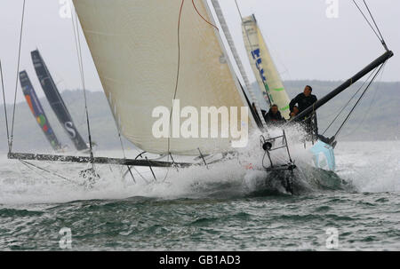 Die Crew an Bord von Mike Golding's Ecover während der Artemis Challenge rund um das Inselrennen in der Skandia Cowes Week, um 10,000 zu gewinnen, um ihrer ausgewählten Wohltätigkeitsorganisation zu geben. Zu den Berühmtheiten, die an Bord der Yachten gefahren sind, gehören die Big Brother-Moderatorin Davina McCall, der ehemalige olympische Zehnkämpfer Dean Macey, der Fernsehmoderator Johnny Ball, der englische Rugby-Spieler James Haskell und Alastair Campbell. Stockfoto