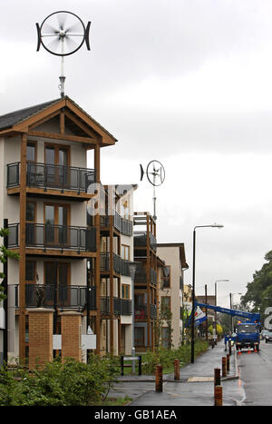 Allgemeine Ansicht der Queens Gate Eco Houses Entwicklung auf Pawson's Road, Croydon, Surrey. Die Entwicklung neuer Öko-Häuser ist darauf ausgelegt, die CO2-Emissionen zu minimieren. Der Standort umfasst Windturbinen und eine Kombination aus solarelektrischen und solarthermischen Dachziegeln, die es den Häusern ermöglichen, sowohl ihren eigenen sauberen Strom als auch ihr eigenes Warmwasser zu erzeugen. Stockfoto