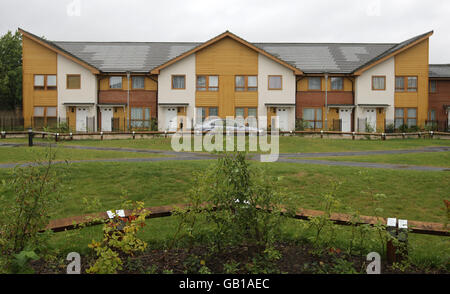 Allgemeine Ansicht der Queens Gate Eco Houses Entwicklung auf Pawson's Road, Croydon, Surrey. Die Entwicklung neuer Öko-Häuser ist darauf ausgelegt, die CO2-Emissionen zu minimieren. Der Standort umfasst Windturbinen und eine Kombination aus solarelektrischen und solarthermischen Dachziegeln, die es den Häusern ermöglichen, sowohl ihren eigenen sauberen Strom als auch ihr eigenes Warmwasser zu erzeugen. Stockfoto