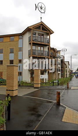 Allgemeine Ansicht der Queens Gate Eco Houses Entwicklung auf Pawson's Road, Croydon, Surrey. Die Entwicklung neuer Öko-Häuser ist darauf ausgelegt, die CO2-Emissionen zu minimieren. Der Standort umfasst Windturbinen und eine Kombination aus solarelektrischen und solarthermischen Dachziegeln, die es den Häusern ermöglichen, sowohl ihren eigenen sauberen Strom als auch ihr eigenes Warmwasser zu erzeugen. Stockfoto